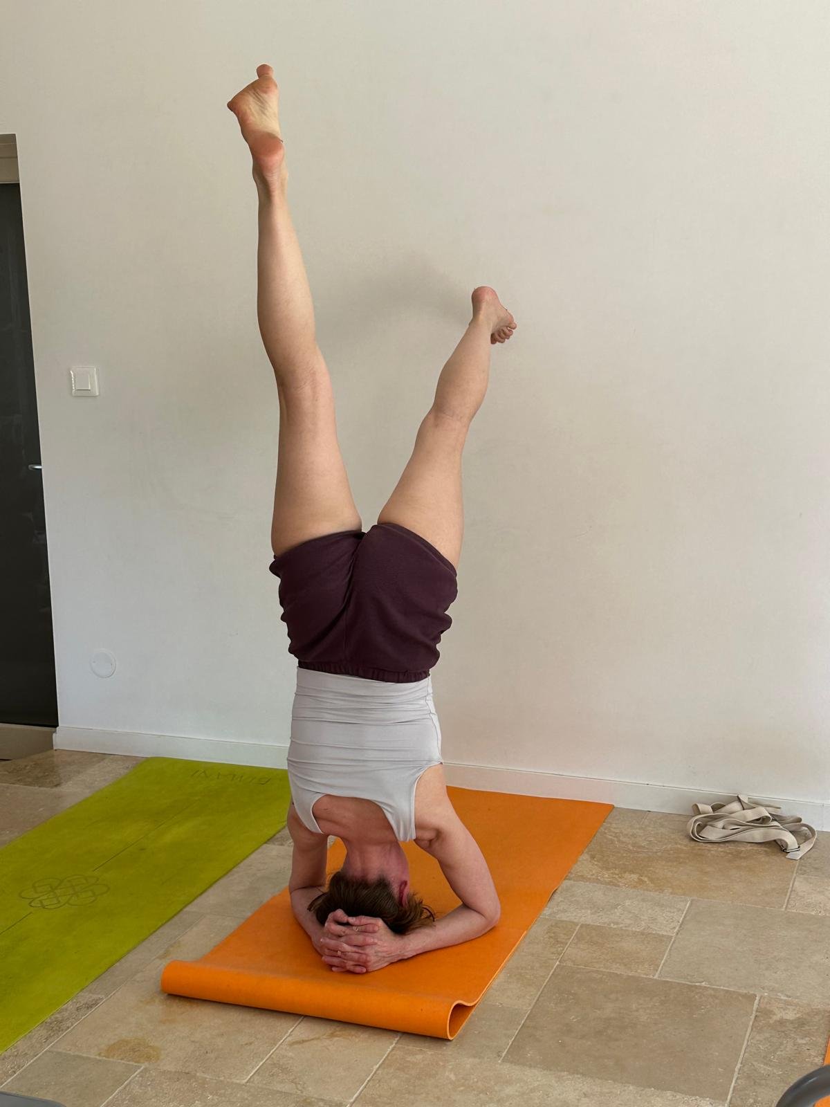 Stéphanie Papanian pratiquant le yoga Iyengar