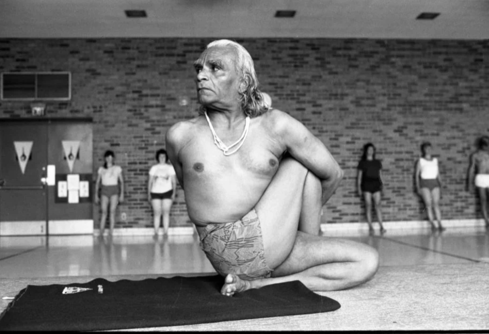 B.K.S. Iyengar en posture d'équilibre